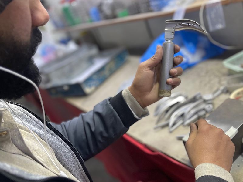 GERATI quality inspector checking a fiber optic Macintosh blade fitted to a battery handle